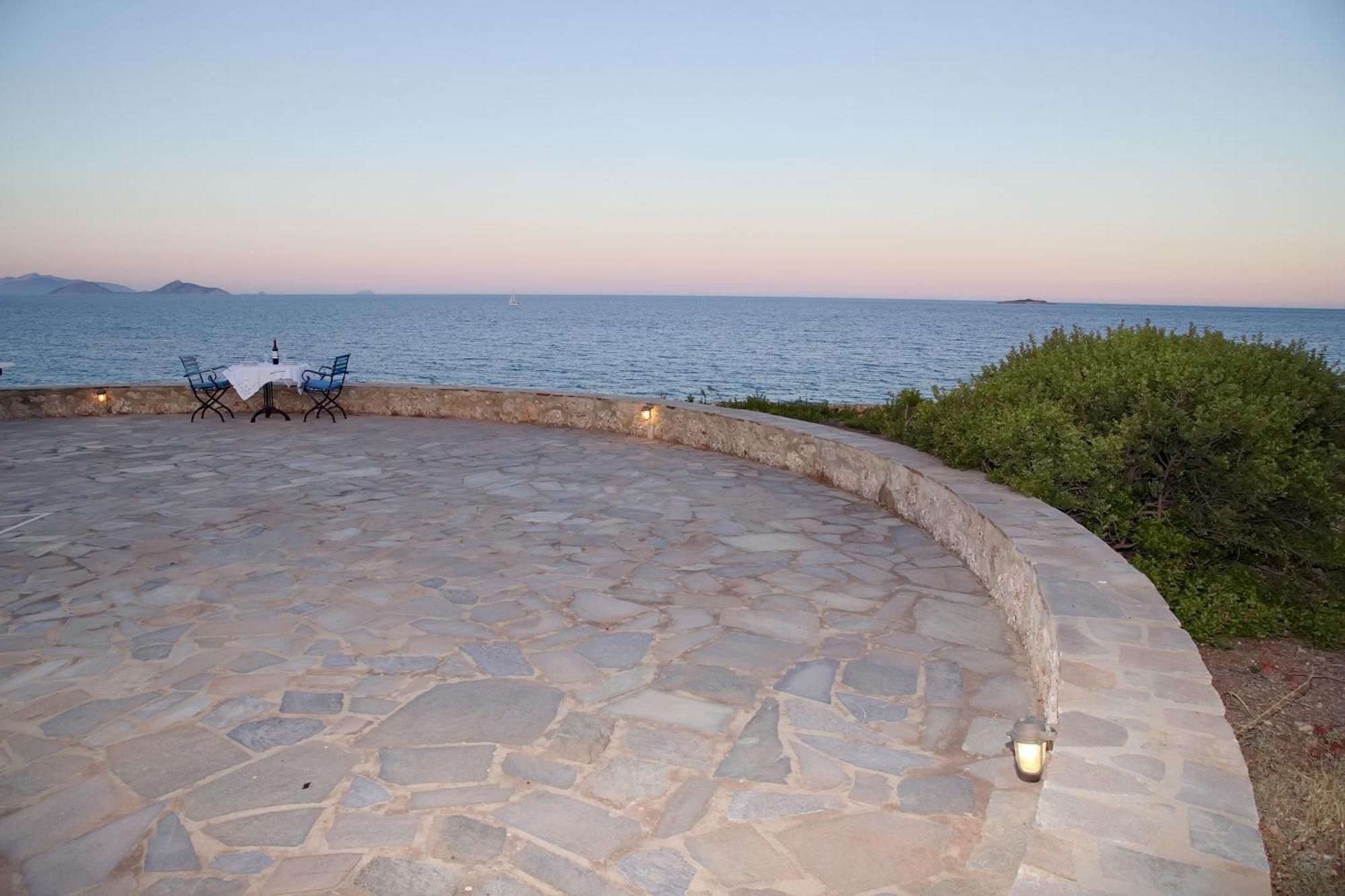 Aroura Homes 4Br Beachfront Villa Spétses Exteriér fotografie