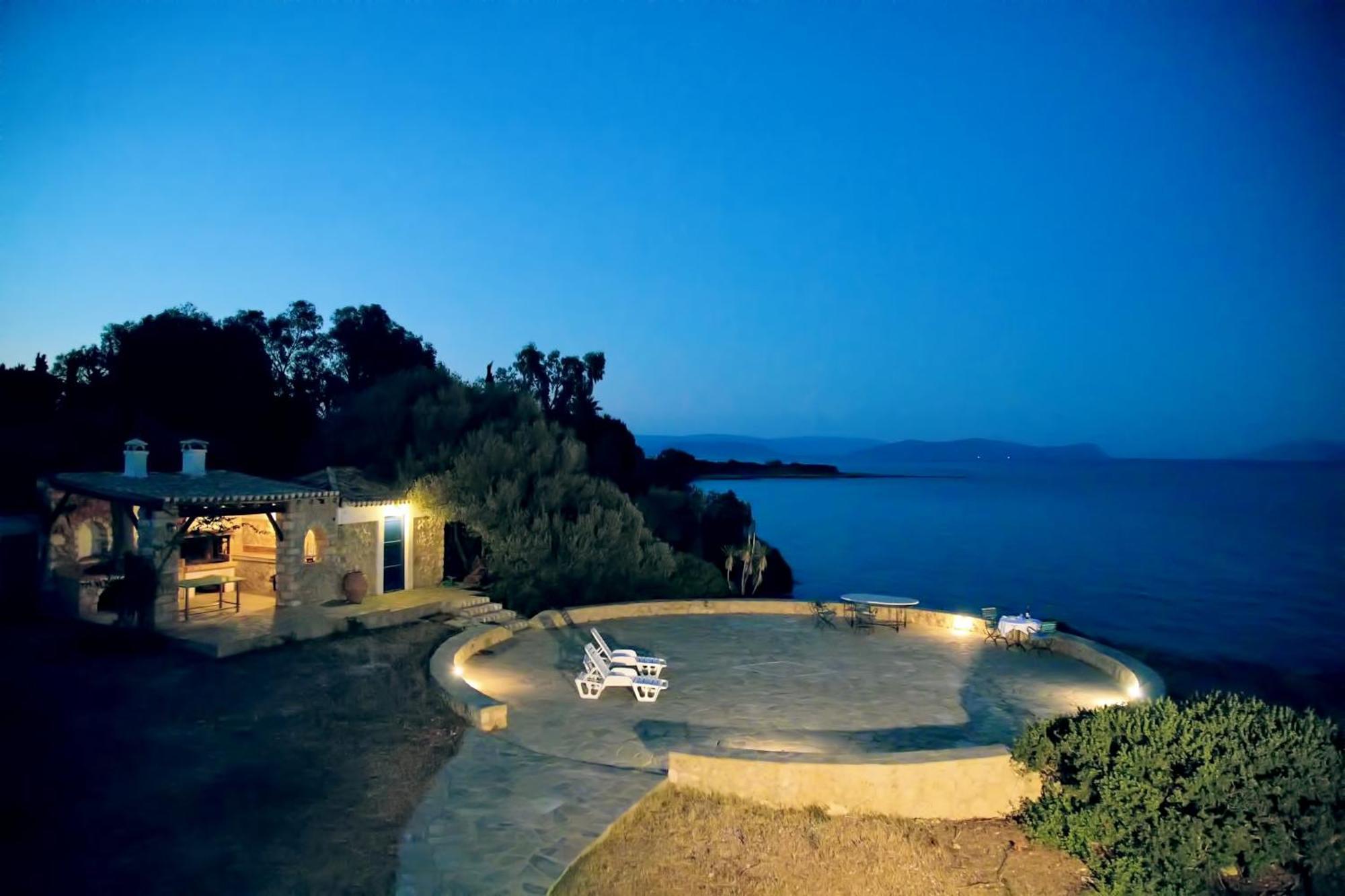 Aroura Homes 4Br Beachfront Villa Spétses Exteriér fotografie